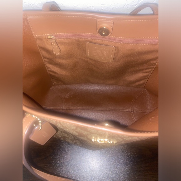 Coach City Tote Bag in Signature Canvas - Picture 4 of 4